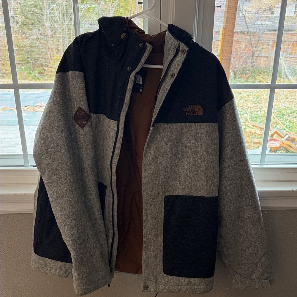 The North Face Men's Black and Gray Puffer Jacket